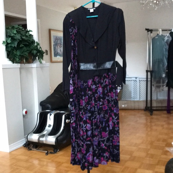 WOMANS DRESS SIZE US SMALL. - Picture 1 of 7